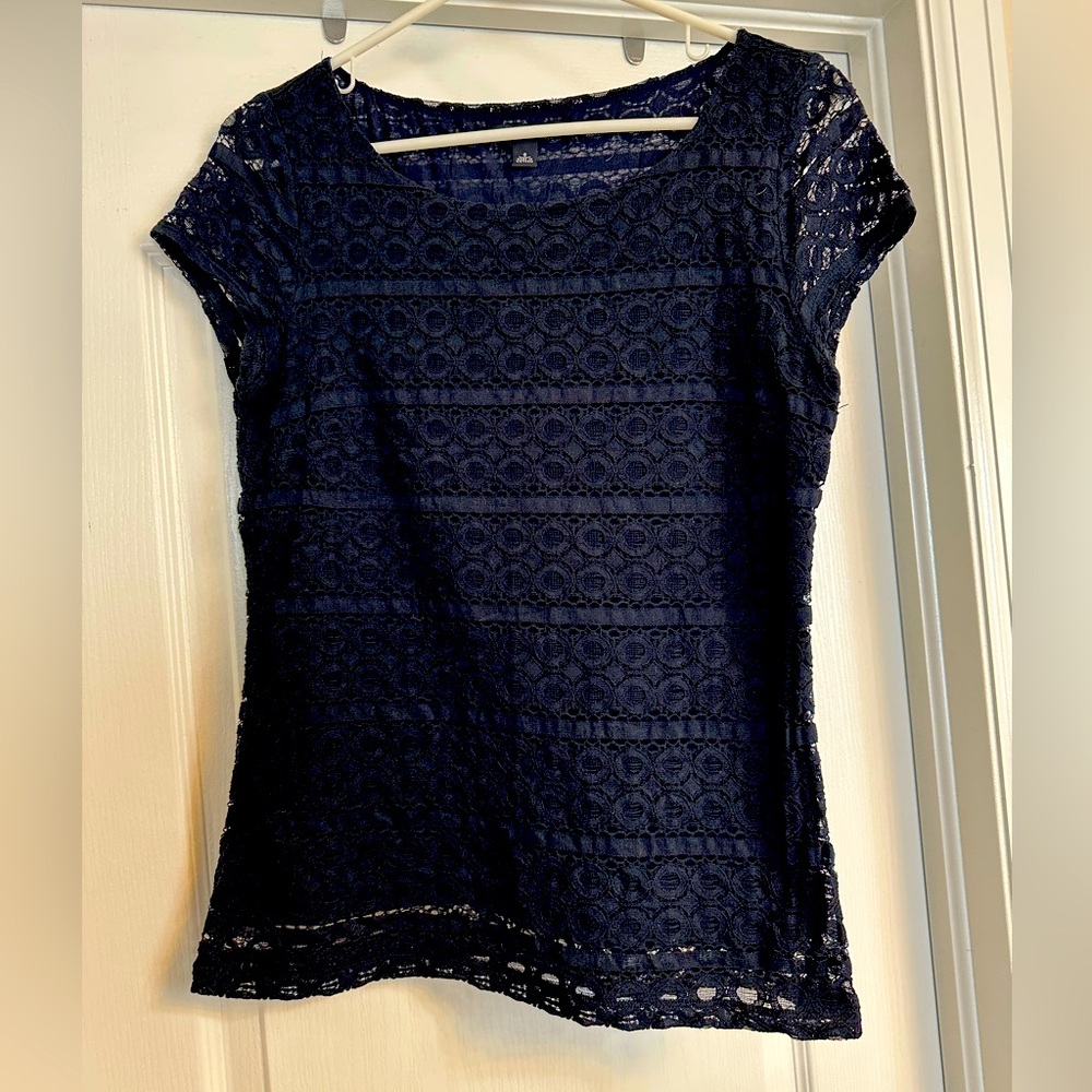Banana Republic short sleeved navy lace blouse. Size 6.